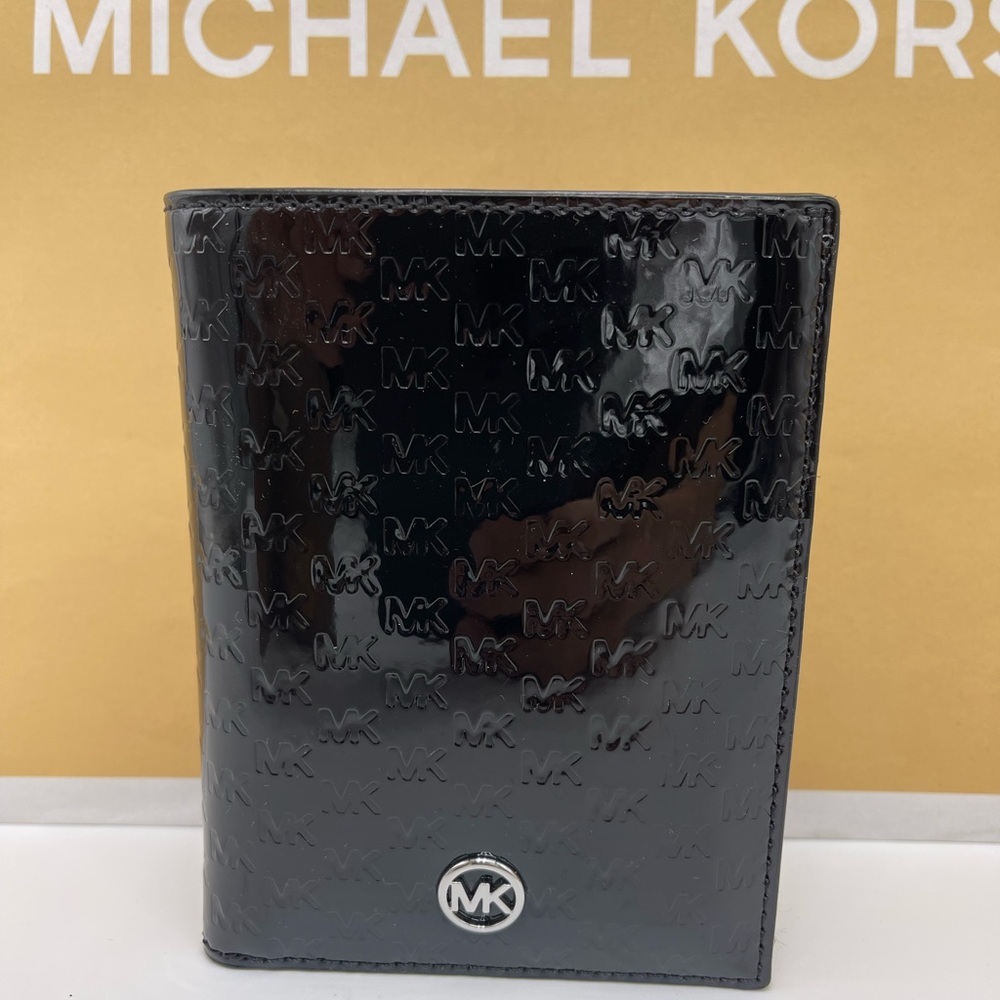 Michael Kors Jet Set Travel Md Sign Patent Logo Debossed  Passport Case
Black